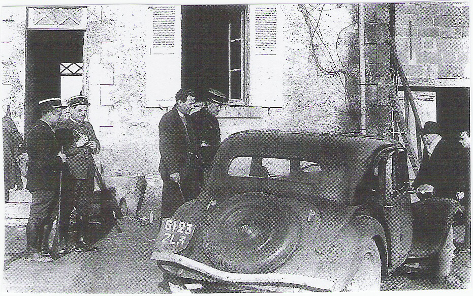 Arrivée de la police et des gendarmes chez les Mis,