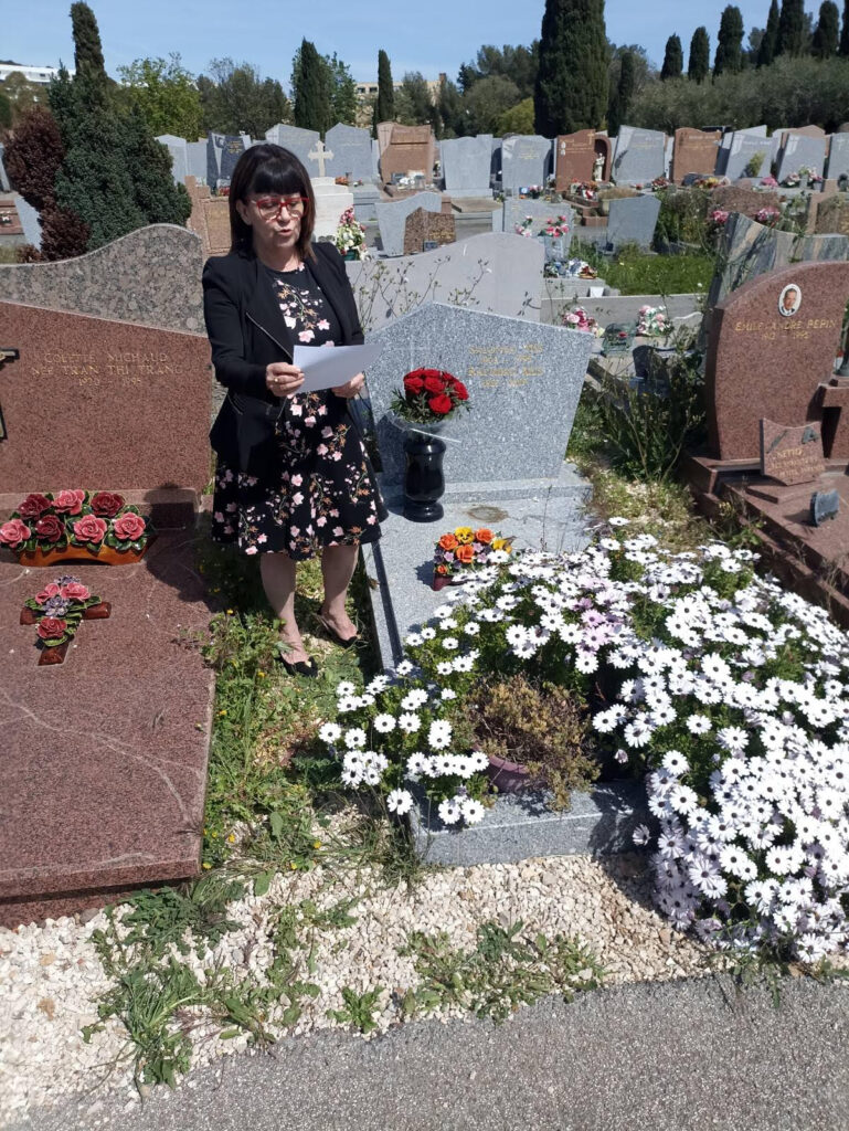 Catherine Thiennot devant la tombe de Raymond Mis au cimetière de La Garde à Toulon