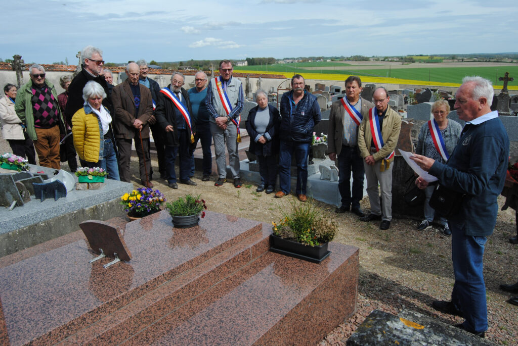 Guy Blanchet devant la tombe de son père au cimetière de Palluau