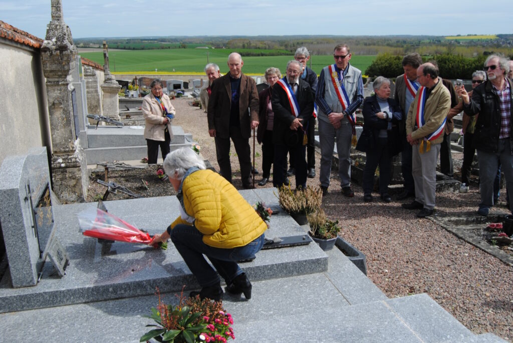 Mauricette Boizeau dépose les 8 roses sur la tombe d'André Chichery au cimetière de Palluau